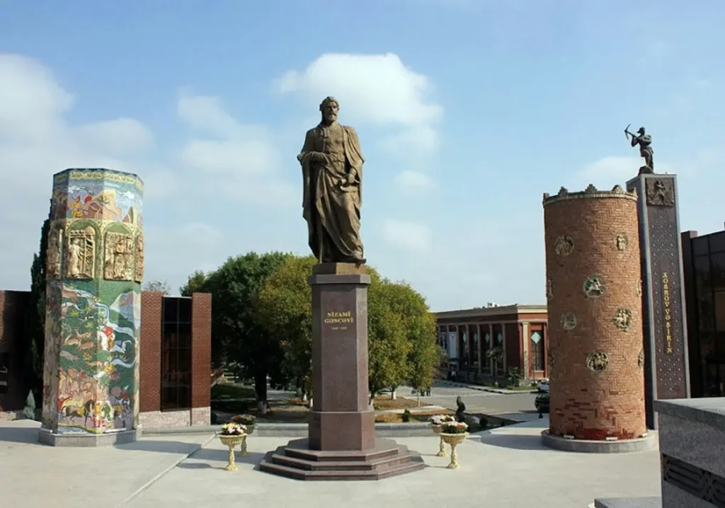 نصب نظامي الكنجوي (Nizami Ganjavi Statue)