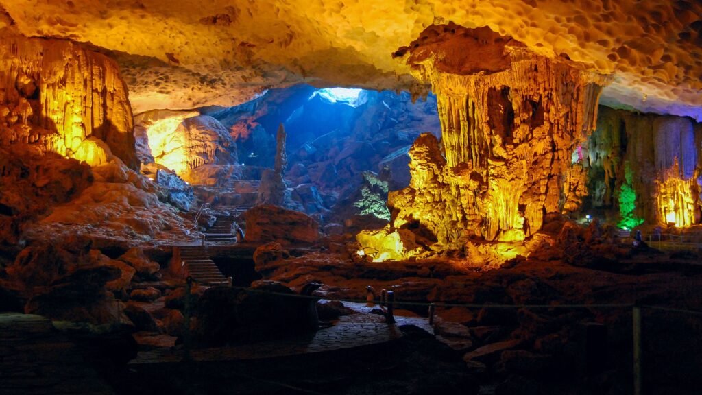 كهف سونغ سوت (Sung Sot Cave) كهف سونغ سوت (Sung Sot Cave)