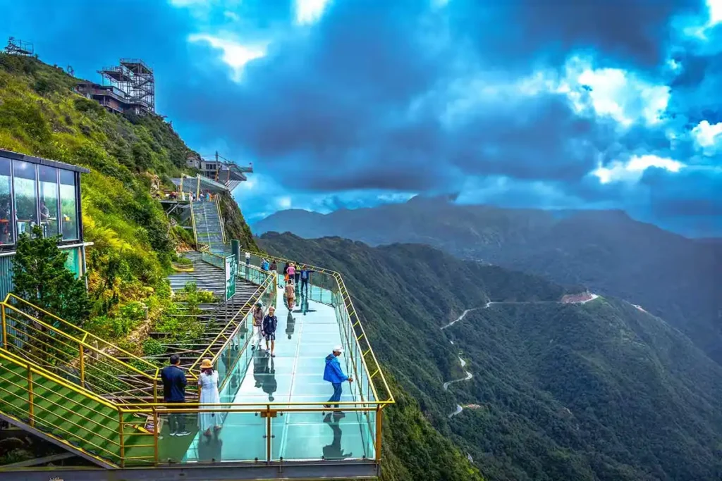 الجسر الزجاجي رونغ ماي – Rong May Glass Bridge