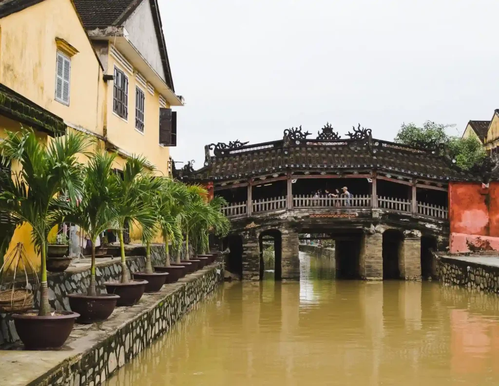 الجسر الياباني المغطى (Japanese Covered Bridge)