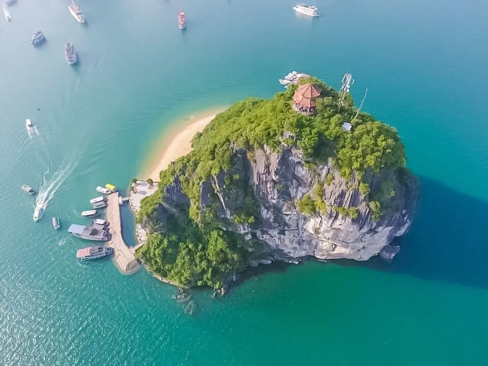 جزيرة تي‑توب (Ti Tốp Island) جزيرة تي‑توب (Ti Tốp Island)