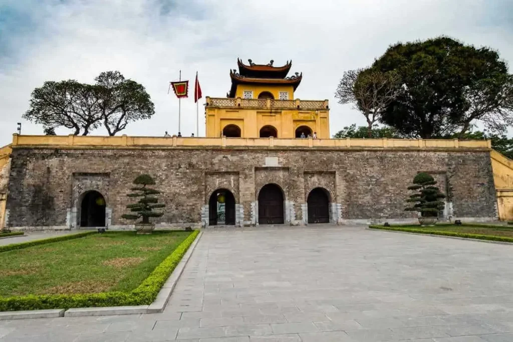 قلعة ثانغ لونغ الإمبراطورية (Imperial Citadel of Thang Long) قلعة ثانغ لونغ الإمبراطورية (Imperial Citadel of Thang Long)