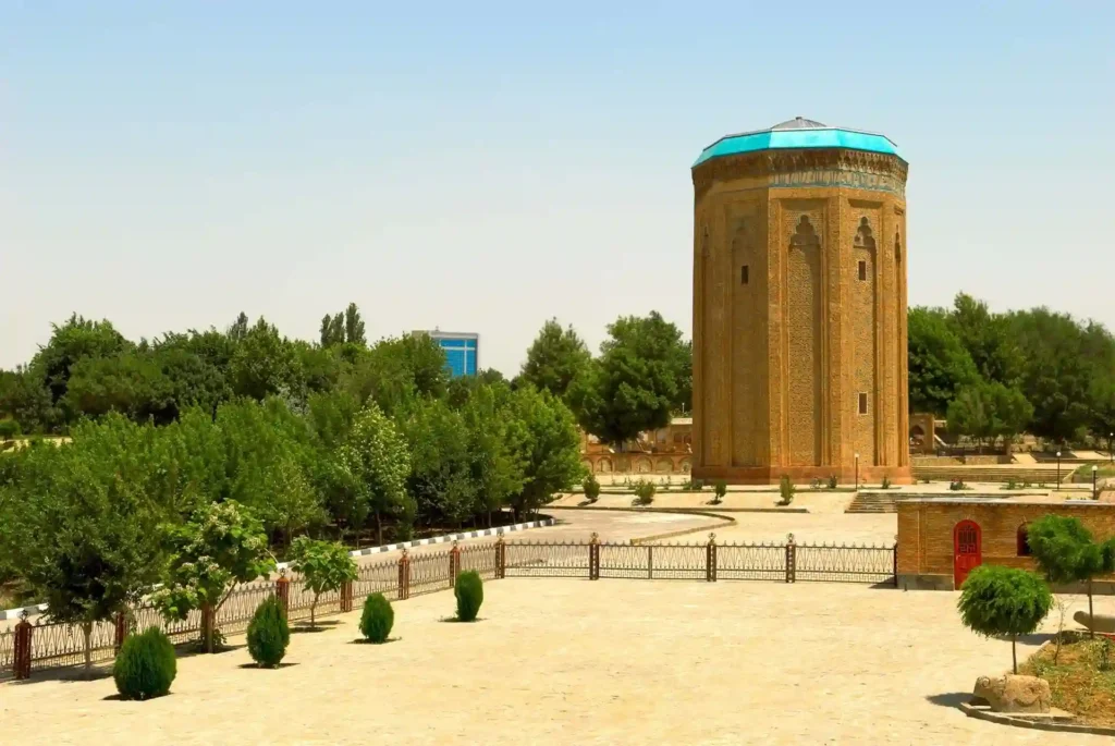 مجمع ضريح مؤمنة خاتون (Momine Khatun Mausoleum)