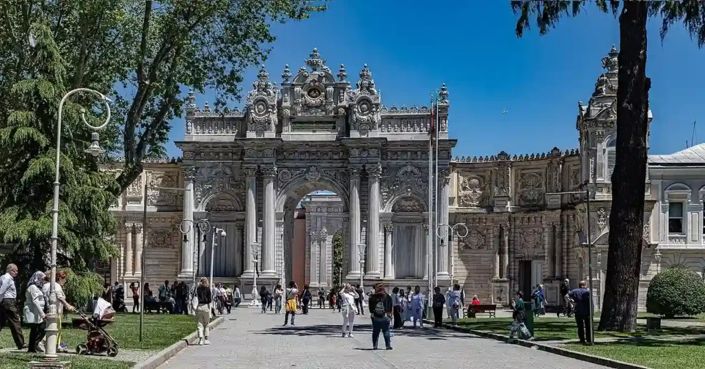 قصر دولما بهجة – Dolmabahçe Palace