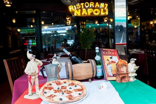 مطعم نابولي بيتزا إن فيسبا بوكيت