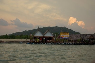 مطعم بانغ ماد العائم