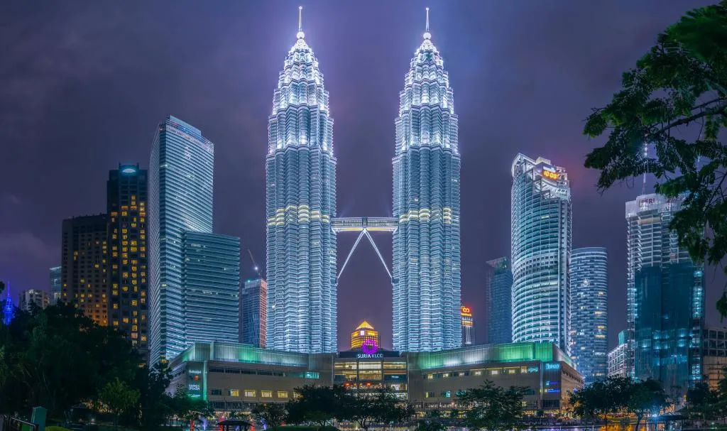 البرجين التوأم بتروناس (Petronas Twin Towers)