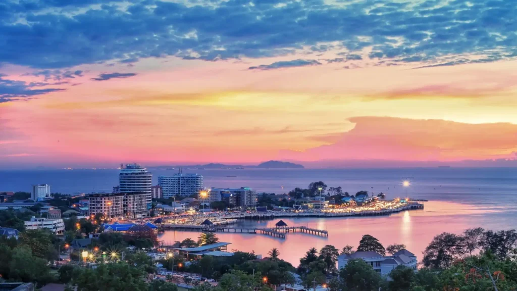 شاطئ بانغ ساين Bang Saen Beach