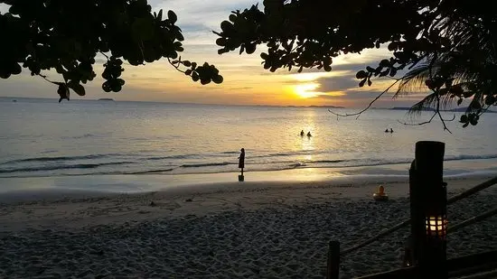 شاطئ لام ماي فيم (Laem Mae Phim Beach)