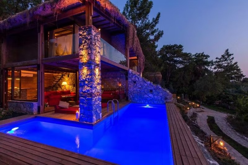 فندق نوتيكال (Nautical Hotel)