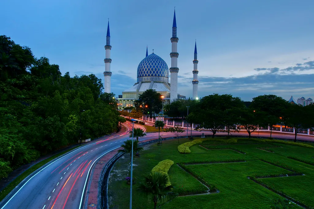 مسجد السلطان صلاح الدين شاه (The Blue Mosque)