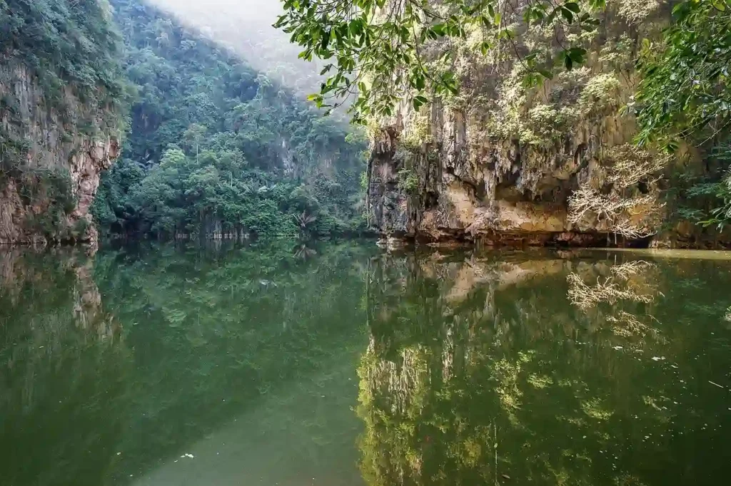 شاطئ المرآة (Tasik Cermin - Mirror Lake)