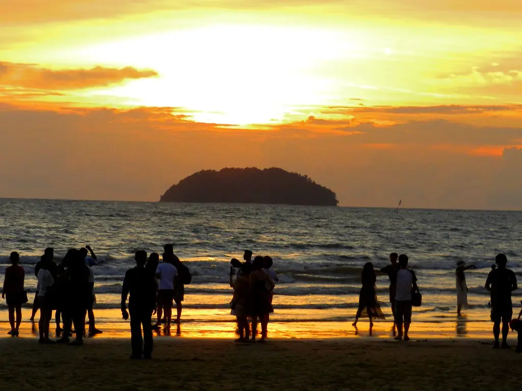 شاطئ تانجونج آرو (Tanjung Aru Beach)
