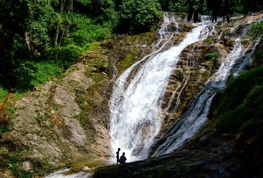 شلالات كاميرون هايلاند (Robinson & Iskandar Waterfalls)