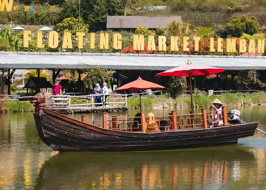 السوق العائم في ليمبانق (Floating Market Lembang)