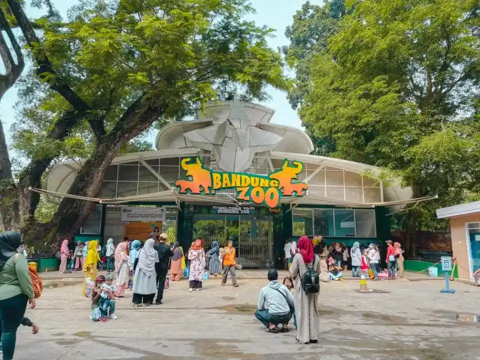 حديقة حيوانات باندونق (Bandung Zoo)