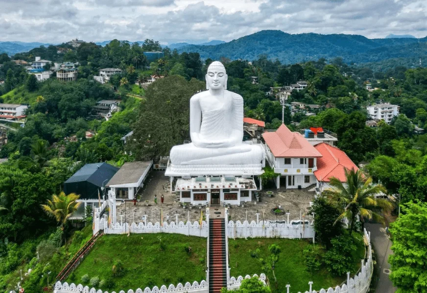 تمثال بوذا في باهيراواكاندا (Bahirawakanda Buddha Statue)
