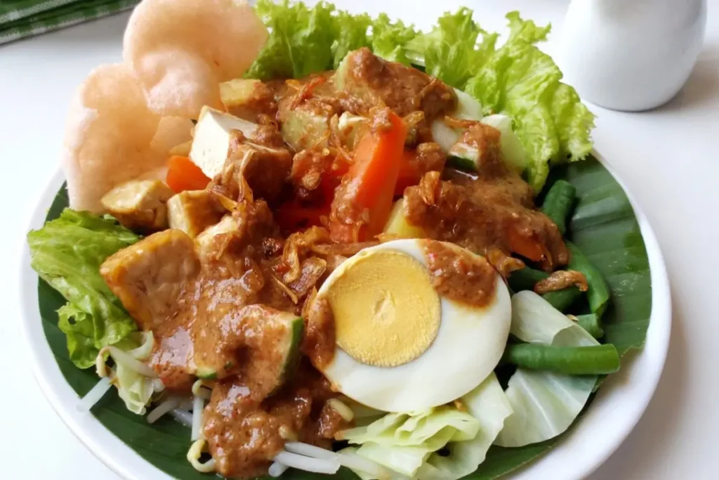 غادو غادو (Gado-Gado) – السلطة الإندونيسية بصلصة الفول السوداني