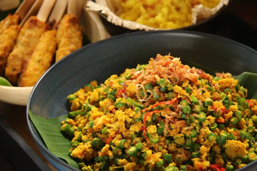 لاوار الدجاج (Lawar Ayam) – السلطة البالية بالدجاج​