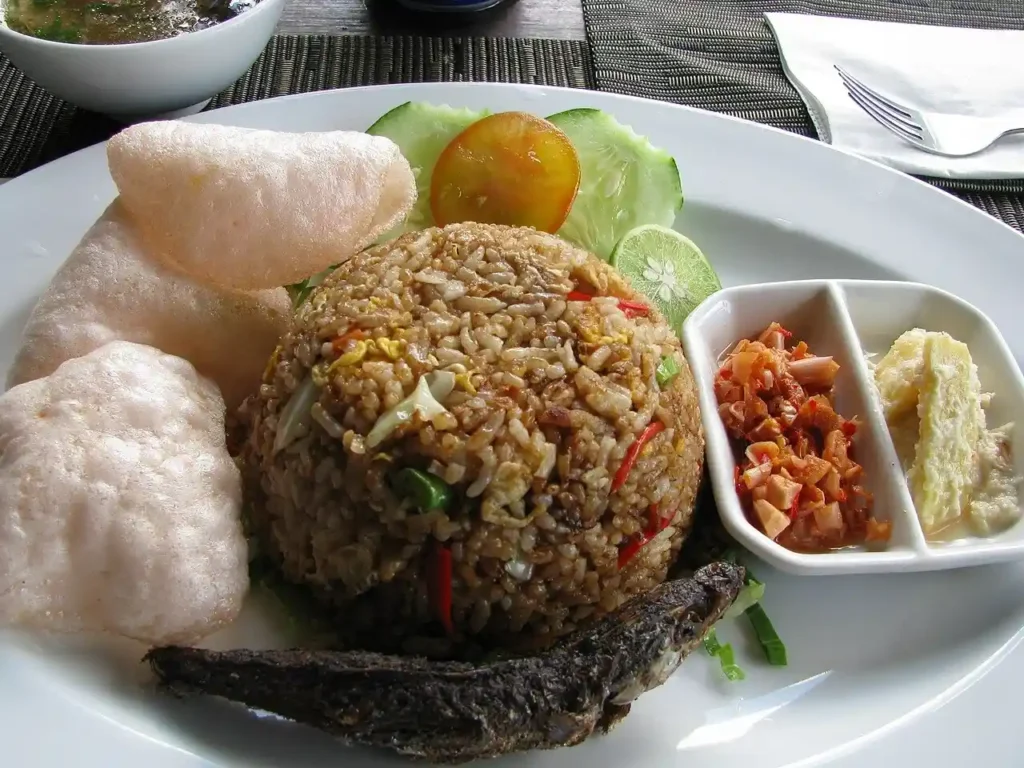 ناسي جورينج (Nasi Goreng) – الأرز المقلي الإندونيسي