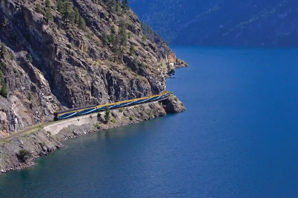 قطار روكي ماونتينير Rocky Mountaineer في كندا